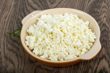 Kasede süzme peynir var. 