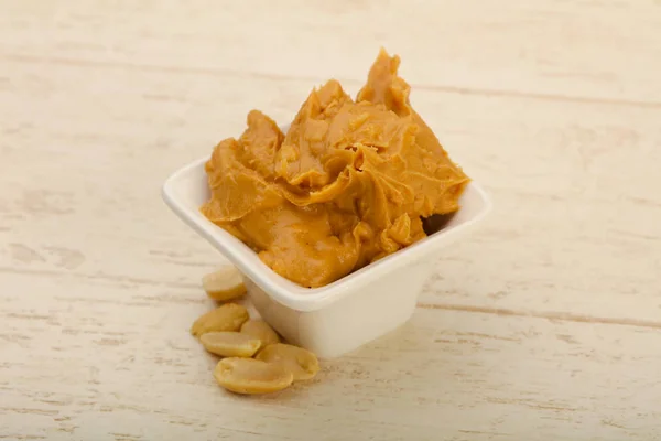 Mantequilla de cacahuete en el bowl — Foto de Stock