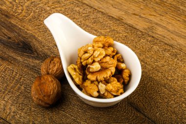 Kabın içinde açık ceviz