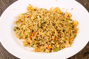 Karides ile kızarmış pirinç