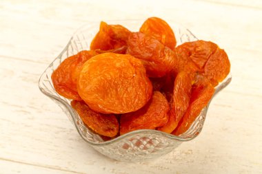 Kasede kurutulmuş kayısı.