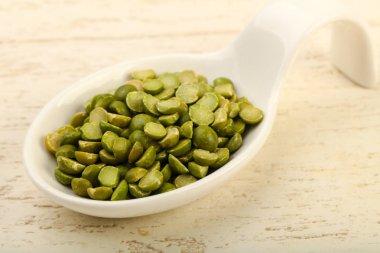 yeşil bezelyeler kasede