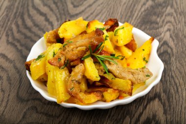 Domuz eti ile kızarmış patates
