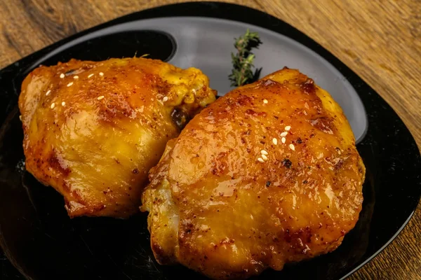 Kızarmış tavuk butları.