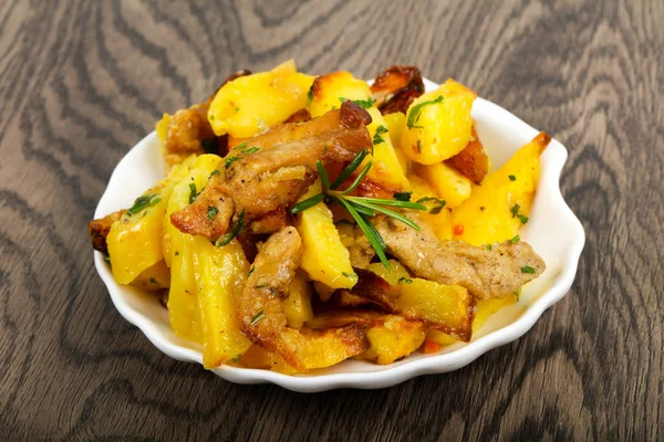 Domuz eti ile kızarmış patates