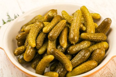 Kabın içinde salatalık turşusu 