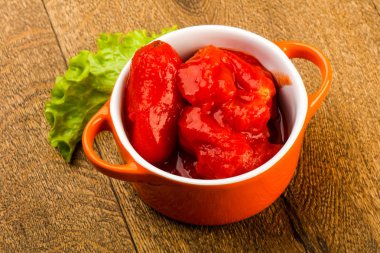 Kabın içinde soyulmuş domates 