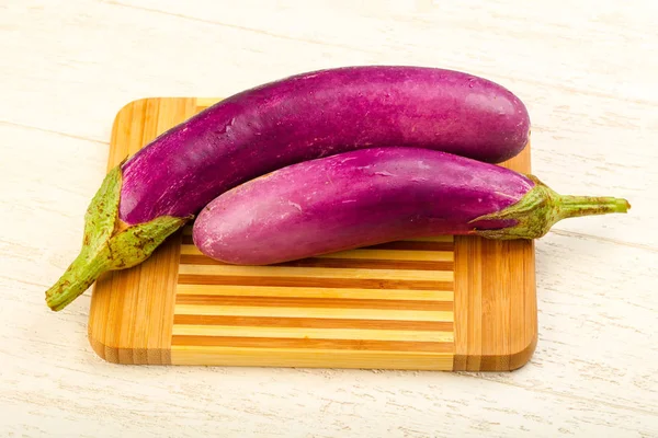 Çiğ mor patlıcan — Stok fotoğraf