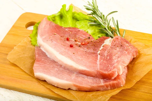 pişmemiş domuz biftek