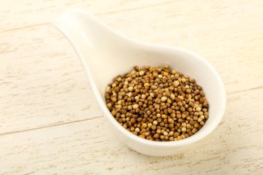 Kabın içinde kişniş tohumu 