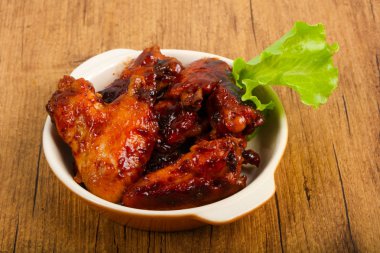 Kızarmış tavuk kanadı.