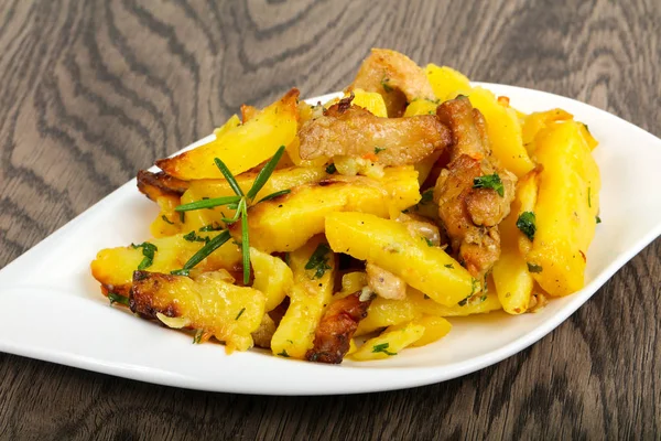 Domuz eti ile kızarmış patates