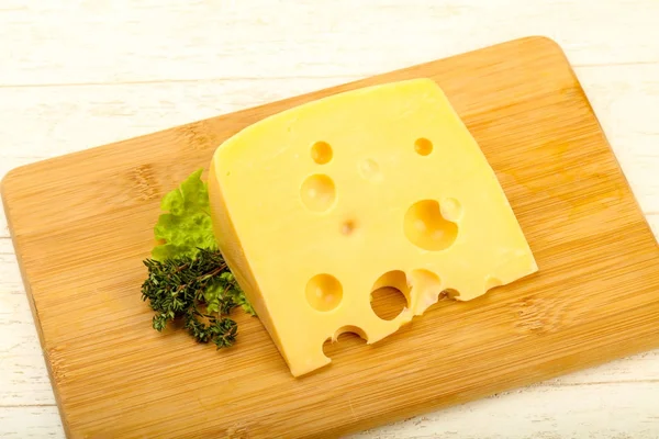Ahşap Plaka Üzerinde Lezzetli Peynir Parçası — Stok fotoğraf