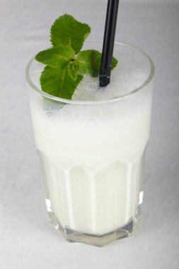 Süt ile nane kokteyli