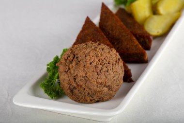 Ekmek ile yayılmış karaciğer