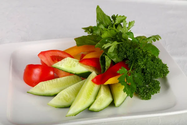 Dilimlenmiş sebze meze