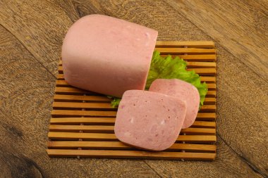 Jambon salata yaprakları üzerinde