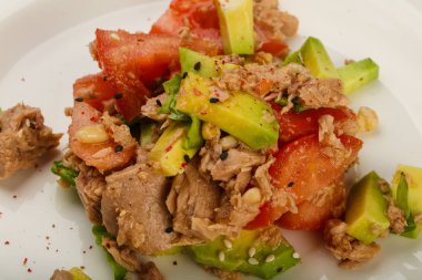 Ton balığı ve Avokado salatası