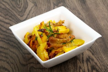 Domuz eti ile kızarmış patates