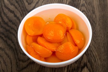 Kabın içinde konserve kayısı