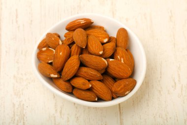 Kabın içinde badem fındık