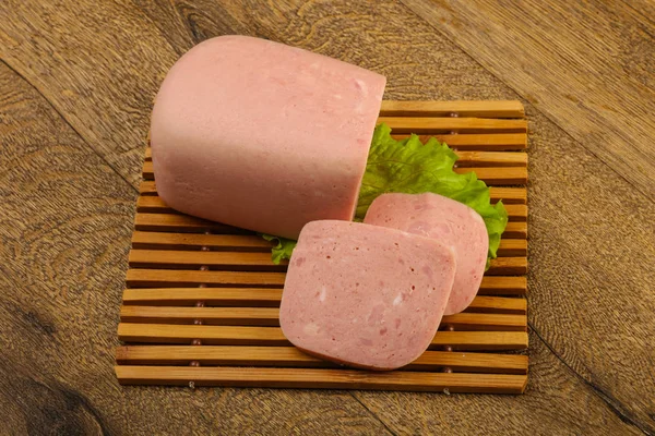 Jambon salata yaprakları üzerinde