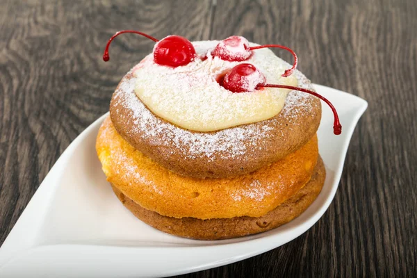 Tatlı krep kiraz ile