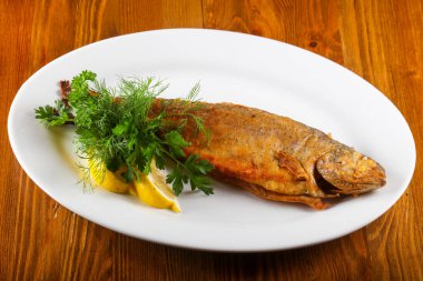 Kızarmış alabalık limon hizmet