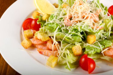 Karidesli Sezar salatası