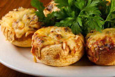 Peynir ile doldurulmuş champignon