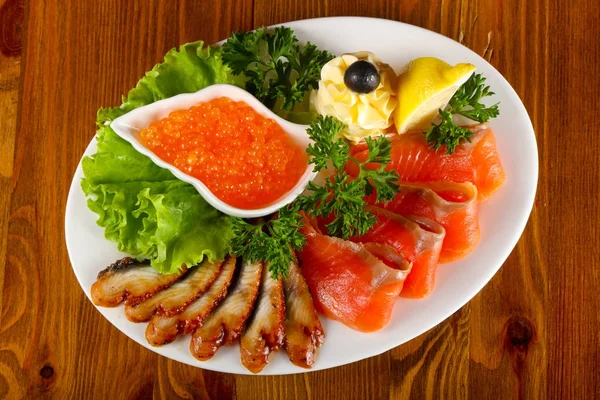 Filete de truta, caviar vermelho e enguia — Fotografia de Stock