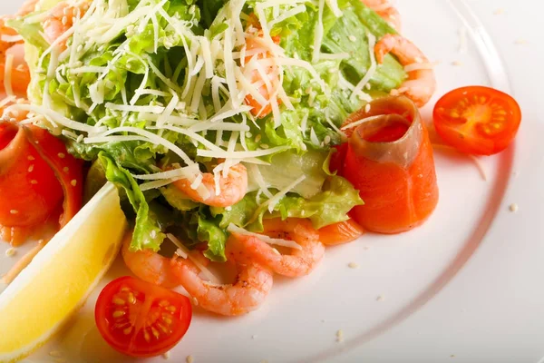 Salada Caesar com camarões e salmão — Fotografia de Stock