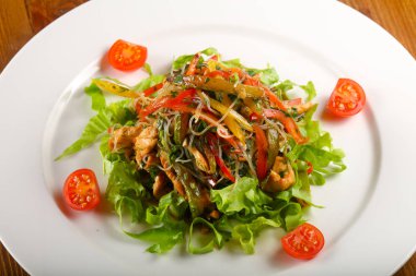 Tavuk ve şehriye salatası