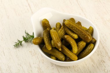 Kabın içinde salatalık turşusu