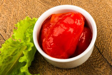 Kabın içinde soyulmuş domates