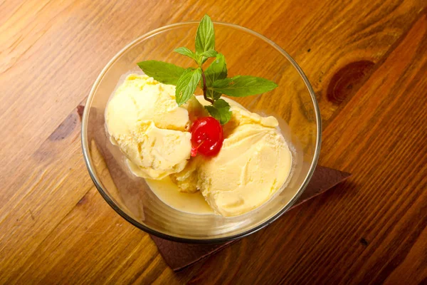 Sweet vanilková zmrzlina — Stock fotografie