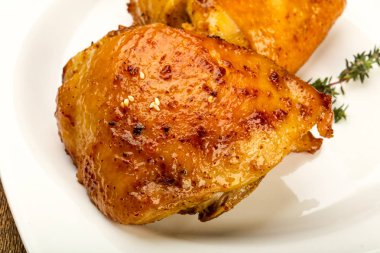 Kızarmış tavuk butları.