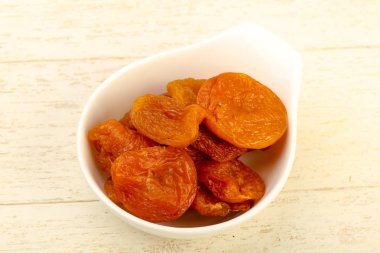 Kasede kurutulmuş kayısı.