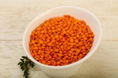 Kabın içinde portakal mercimek