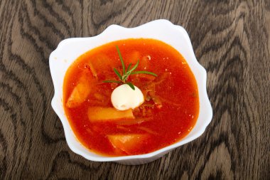 Pancar çorbası kabın içinde