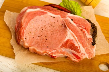 pişmemiş Domuz pirzola