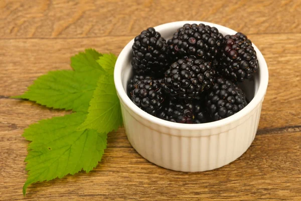 Ripe Blackberries in the bowl — Stock Photo, Image