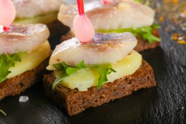 Ringa balığı ile lezzetli kanepe