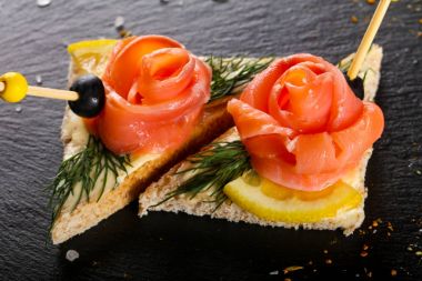 Lezzetli sandviç somon ile 