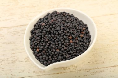 Kabın içinde siyah mercimek