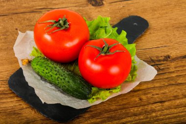 Olgun taze salatalık ve domates