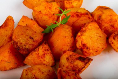 Otlu fırında patates.