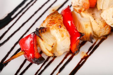 Sebzeli tavuk şişi.