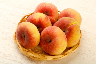 Olgun tatlı şeftali