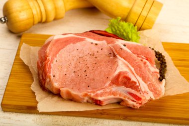 pişmemiş Domuz pirzola